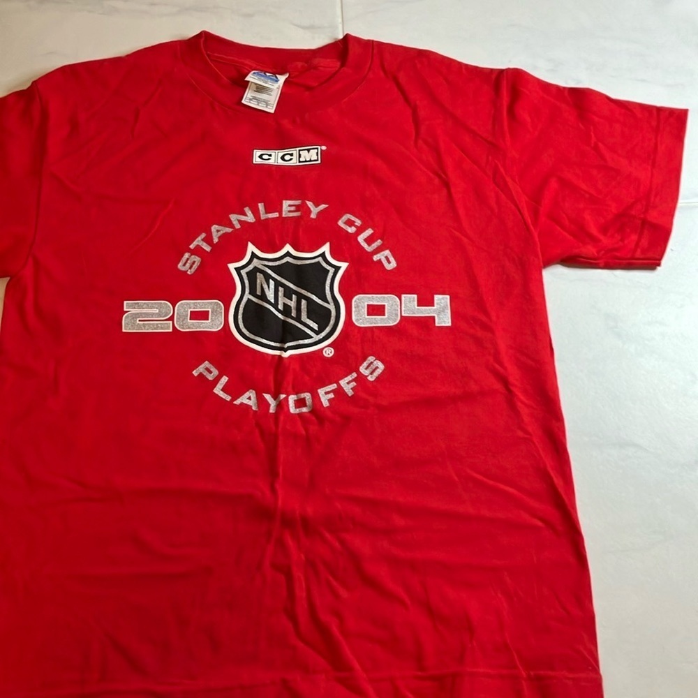 CCM, nhl Calgary Flames, Stanley Cup red playoffs T-shirt. 2004.  Like new!